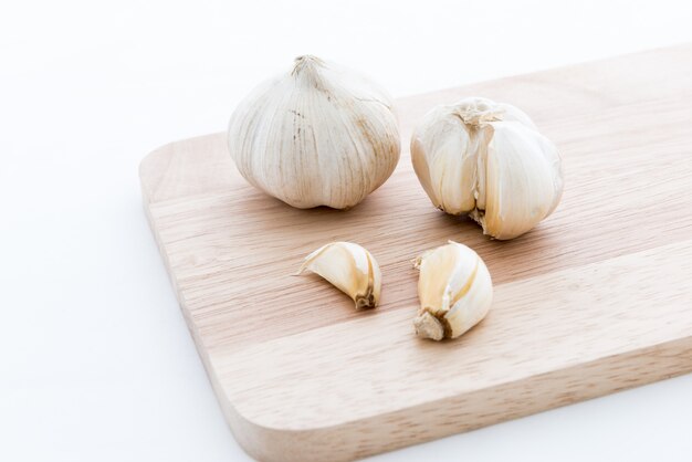 Aglio sul ceppo di legno e isolato