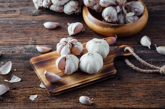 aglio sul vecchio fondo di legno della tavola