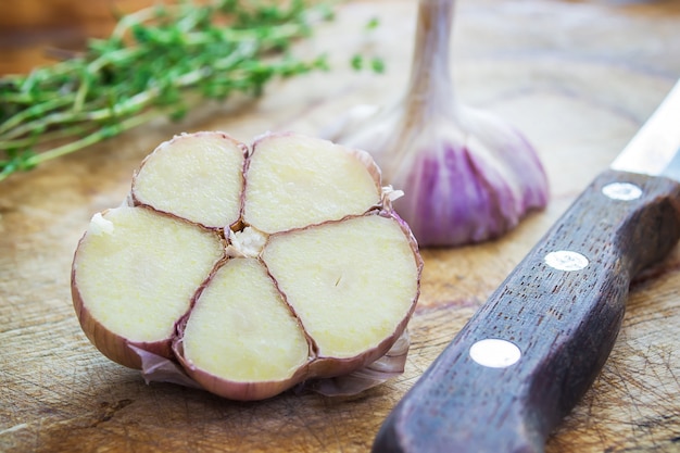 Aglio sulla fine del tagliere su