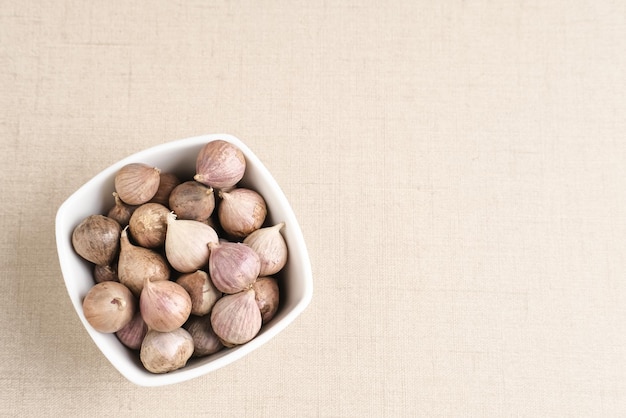 Aglio trifoglio singolo o aglio perlato o aglio solitario Bawang putih tunggal varietà di Allium sativum