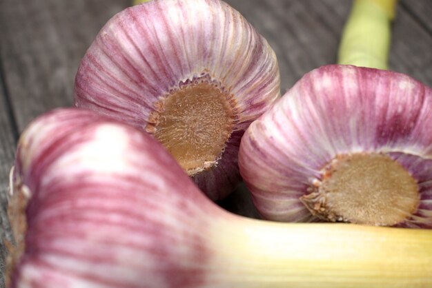 Aglio viola su fondo in legno.