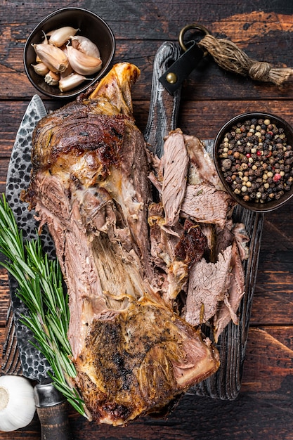 Agnello al forno carne di montone taglio spalla su una tavola di legno