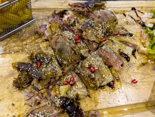 Agnello al vapore con melograno e semi di sesamo