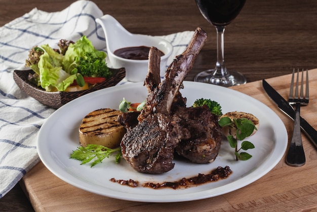 Agnello alla griglia con vino rosso