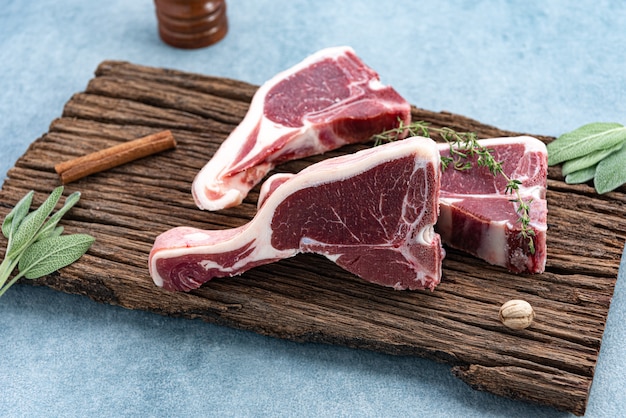 agnello sul cibo di legno