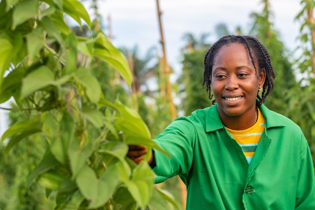 agricoltore africano femminile che lavora in una fattoria