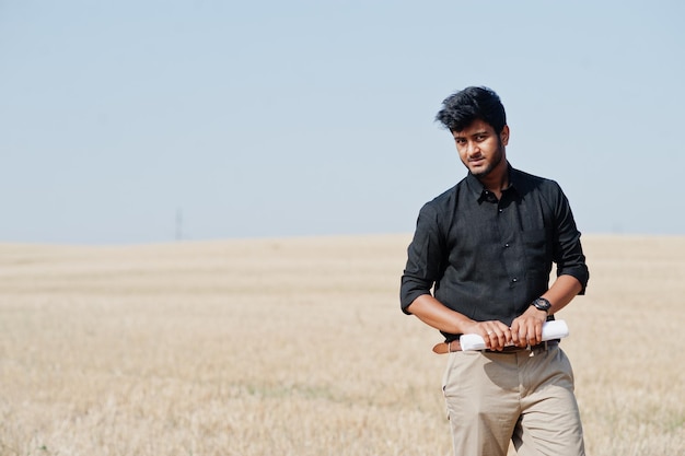 Agricoltore agronomo dell'Asia meridionale che ispeziona l'azienda agricola del campo di grano Concetto di produzione agricola