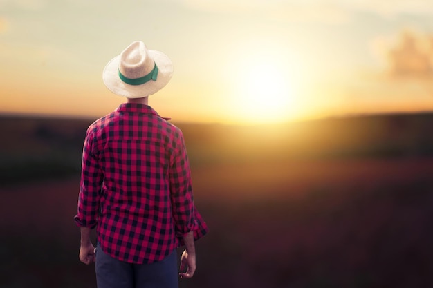 Agricoltore al tramonto all'aperto