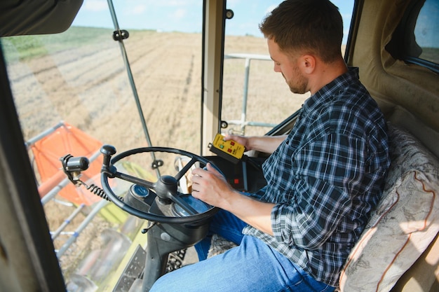 Agricoltore che guida la mietitrebbia e la raccolta del raccolto