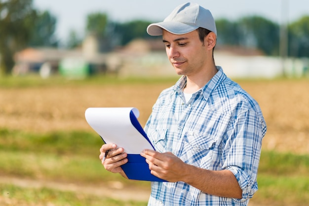 Agricoltore che legge un documento