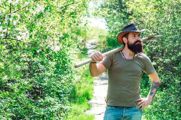 Agricoltore che raccoglie verdure fresche dal giardino e pianifica il raccolto Primavera ed estate Concetto di piantagione