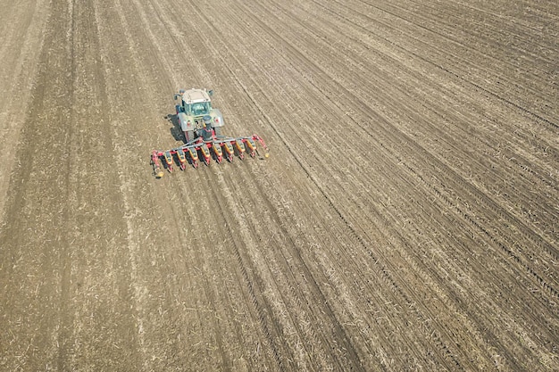 Agricoltore che semina i raccolti al campo Vista aerea di semina