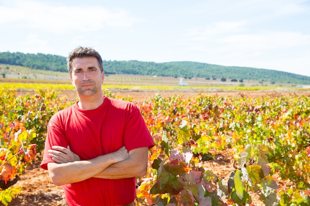 Agricoltore dell&#39;enologo della mietitrice orgoglioso della sua vigna