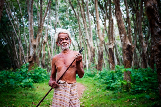 Agricoltore di gomma in una piantagione nello Sri Lanka