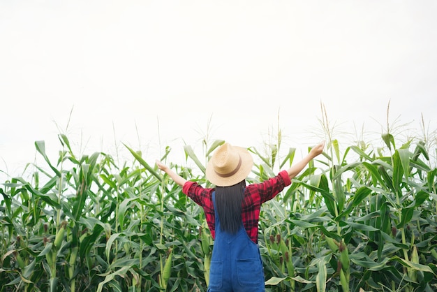 Agricoltore felice nel campo di grano