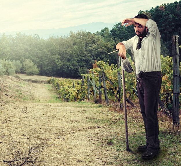 Agricoltore in vigna