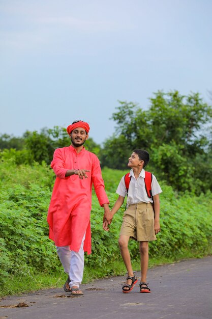 Agricoltore indiano con il suo bambino sulla strada