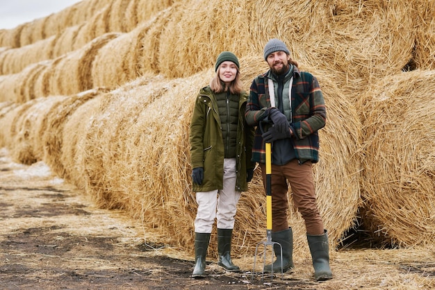 Agricoltori che raccolgono fieno per gli animali per l'inverno