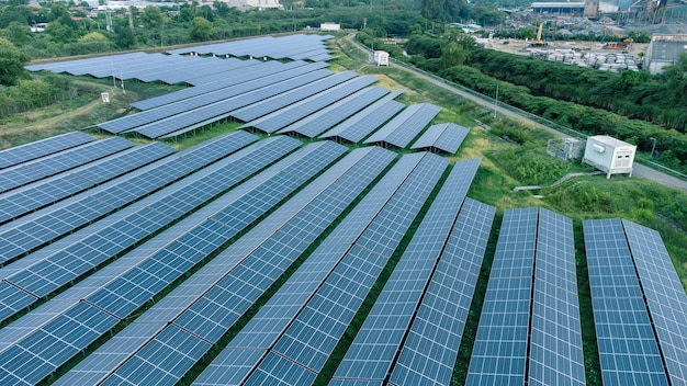 Agricoltura a celle solari accanto a fiumi e fabbriche in aree industriali