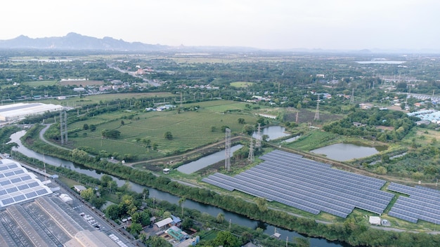 Agricoltura a celle solari accanto a fiumi e fabbriche in aree industriali