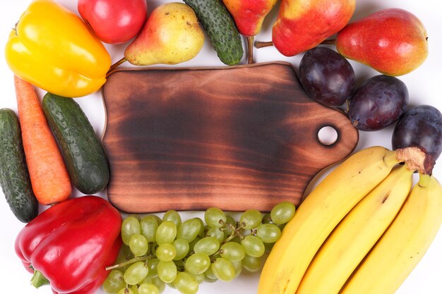 Agricoltura e concetto di cibo sano Spazio di copia Verdure e frutta organiche fresche e colorate con tavola di legno su sfondo bianco