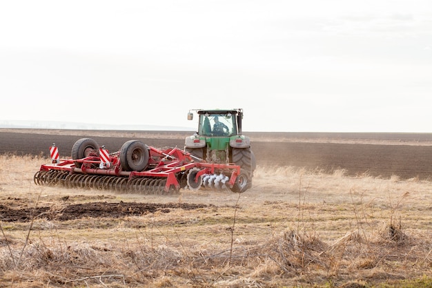 Agricoltura, trattore preparazione terreno con coltivatore letto di semina