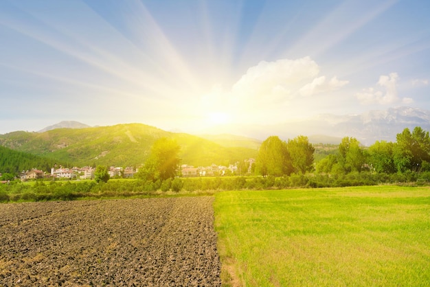 AgricolturaSuolo arato su uno sfondo di montagne