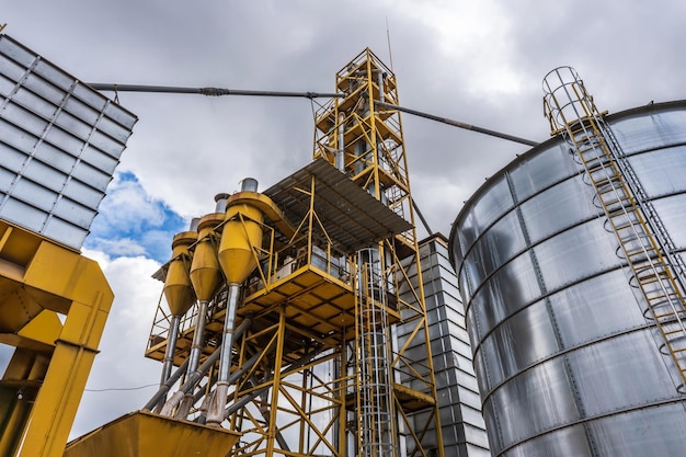 Agro silos elevatore per granaio con linea di pulizia dei semi su impianto di produzione di agroprocessing per la lavorazione, asciugatura, pulizia e stoccaggio di prodotti agricoli