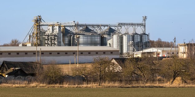 Agro silos granaio elevatore su impianto di produzione agroprocessing per la lavorazione essiccazione pulitura e stoccaggio di prodotti agricoli farina cereali e grano