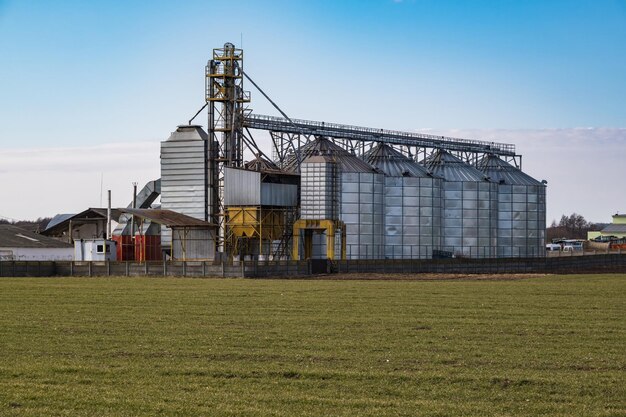 Agro silos granaio elevatore su impianto di produzione agroprocessing per la lavorazione essiccazione pulitura e stoccaggio di prodotti agricoli farina cereali e grano