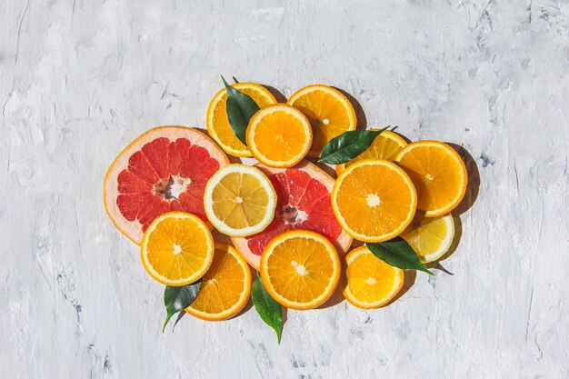 Agrumi. Arancia, limone, pompelmo, su uno sfondo di pietra alla moda Vista dall'alto, piatta