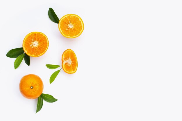 Agrumi arancioni freschi isolati su sfondo bianco Dolce succoso e ricco di vitamina C