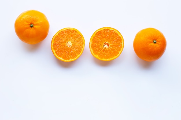 Agrumi freschi arancioni su bianco.