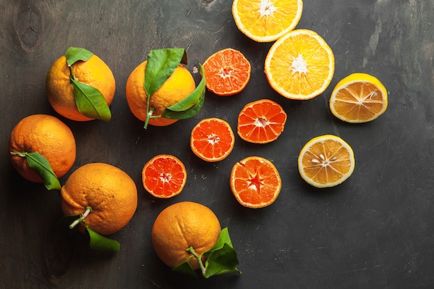 Agrumi freschi assortiti, limone, arancia, mandarino, fresco e colorato, vista dall'alto