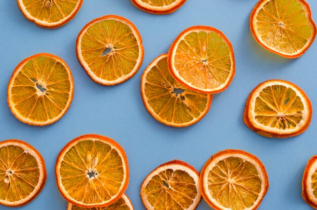 Agrumi secchi fette di agrumi su sfondo azzurro. Arredamento di aromi naturali fatti in casa.