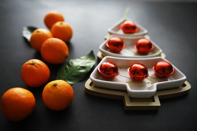 Agrumi su sfondo grigio Mandarini con foglie Frutta di Natale