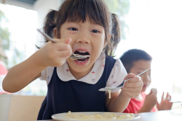 Ai bambini asiatici piace mangiare cibo