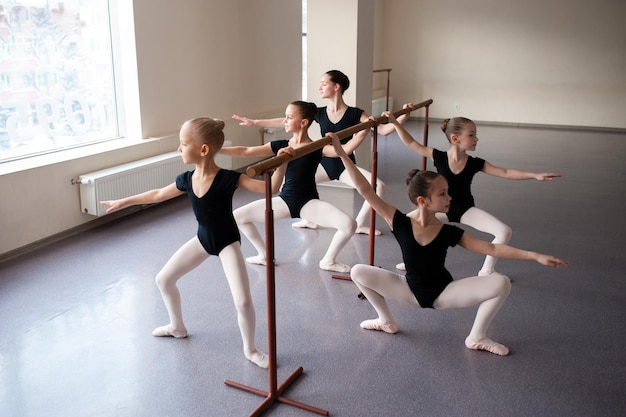 Ai bambini vengono insegnate le posizioni di balletto nella coreografia