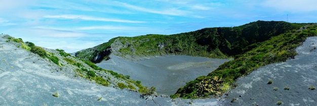 Ai margini dei crateri del vulcano Irazu