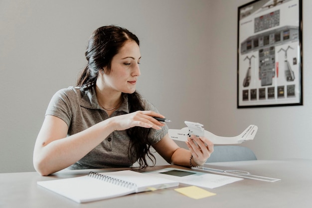 Airwoman studiando l'aerodinamica di un aereo