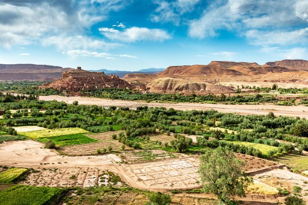 Ait Ben Haddou in Marocco. Campi coltivati ai piedi dello ksar