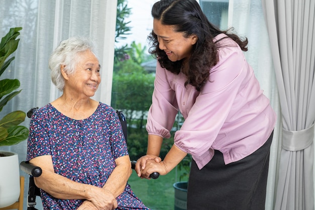 Aiuto e cura Paziente asiatico anziano o anziano donna seduto su sedia a rotelle al reparto di cura dell'ospedale sano concetto medico forte
