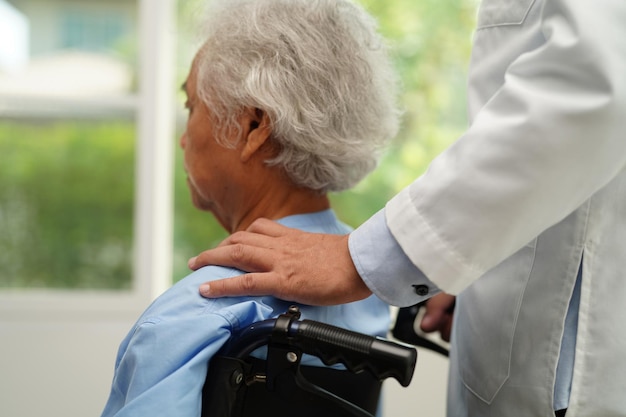 Aiuto medico Donna anziana asiatica con disabilità paziente seduta su sedia a rotelle in ospedale concetto medico
