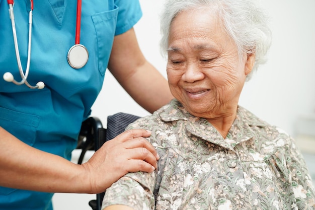 Aiuto medico Paziente con disabilità della donna anziana asiatica nel concetto medico dell'ospedale di cura