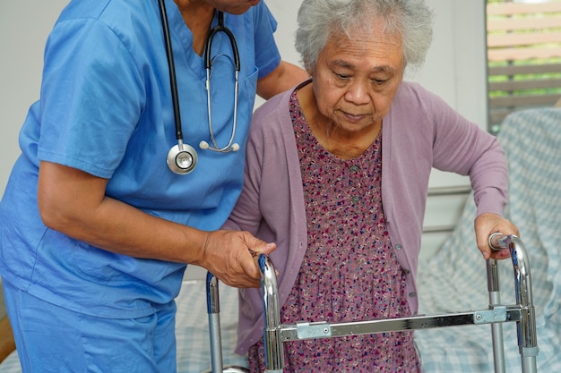 Aiuto medico Paziente con disabilità della donna anziana asiatica nel concetto medico dell'ospedale di cura