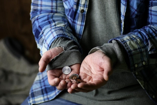 Aiuto per la mano di un senzatetto