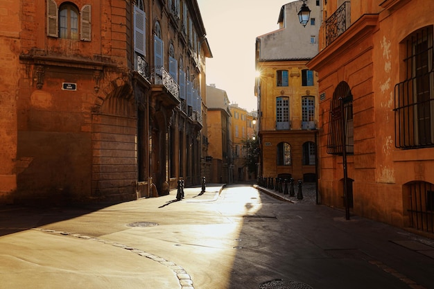 AixenProvence Francia 6 giugno 2022 Vista della città tipica provenzale Aix en Provence con la facciata della vecchia casa al mattino