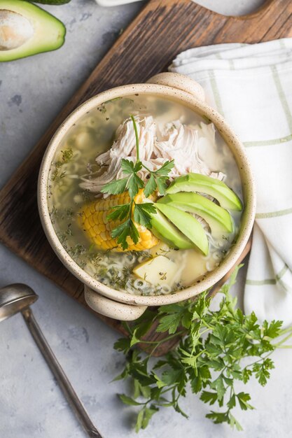 Ajiaco Colombiano tradizionale - Zuppa colombiana con patate, pollo, avocado