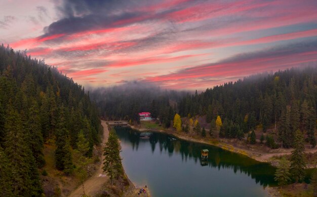 Akgol è un bellissimo posto da visitare tra le montagne di Sinop in Turchia