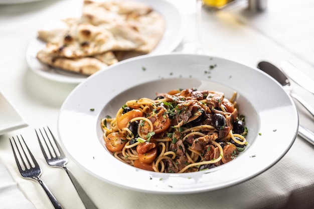 Al amatriciana con pomodori e pancetta un cibo italiano piccante